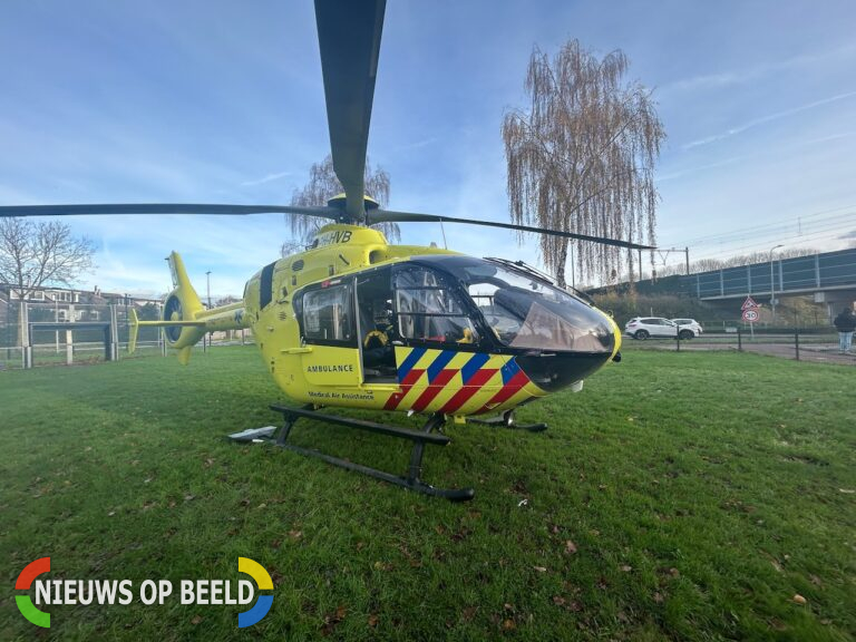 Traumahelikopter landt in Capelle aan den IJssel voor medische noodsituatie