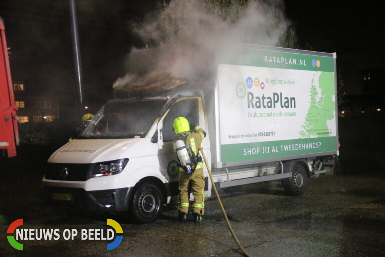 Brand verwoest bakwagen van kringloopwinkel industrieweg Maassluis