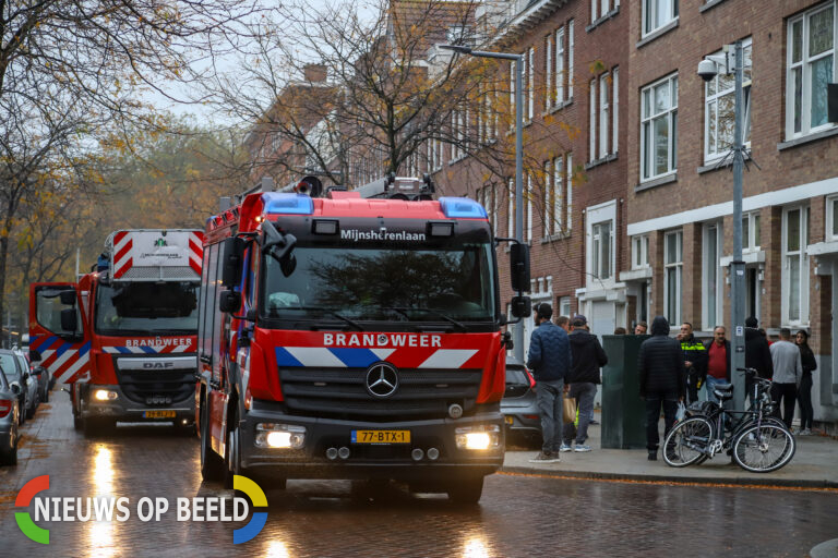 Drie personen nagekeken door ambulancepersoneel na woningbrand Putsebocht Rotterdam