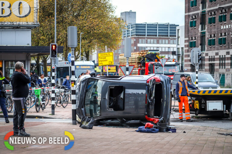 Auto gekanteld na aanrijding Hillelaan Rotterdam