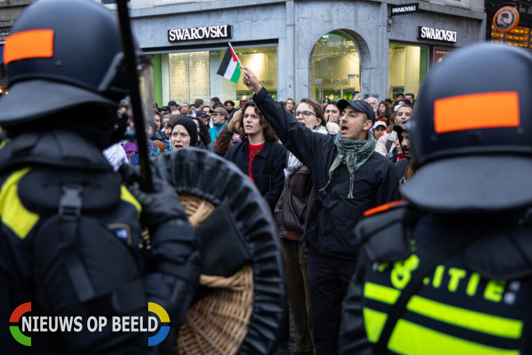 Ondanks demonstratieverbod toch protest in Amsterdam, Politie verricht tientallen aanhoudingen