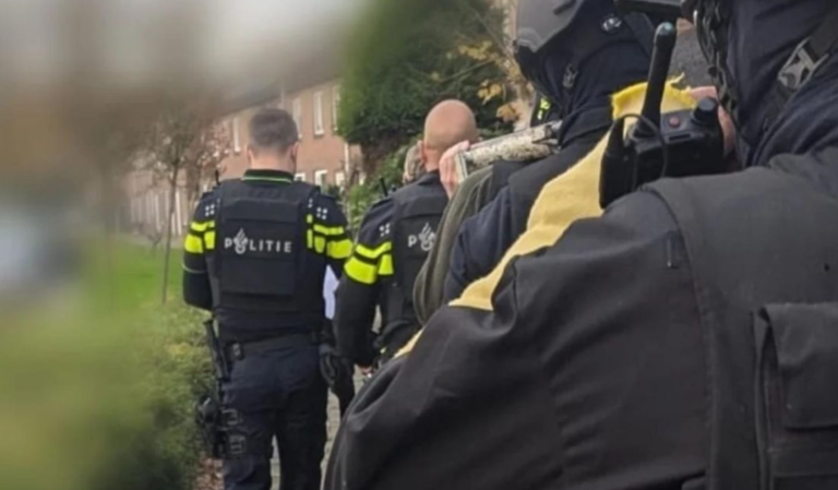 Vuurwapen gevonden bij inval in woning Hellevoetsluis na anonieme tip