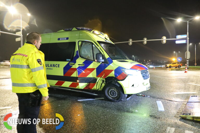 Auto botst op ambulance bij kruispunt N457 boven A20 Moordrecht