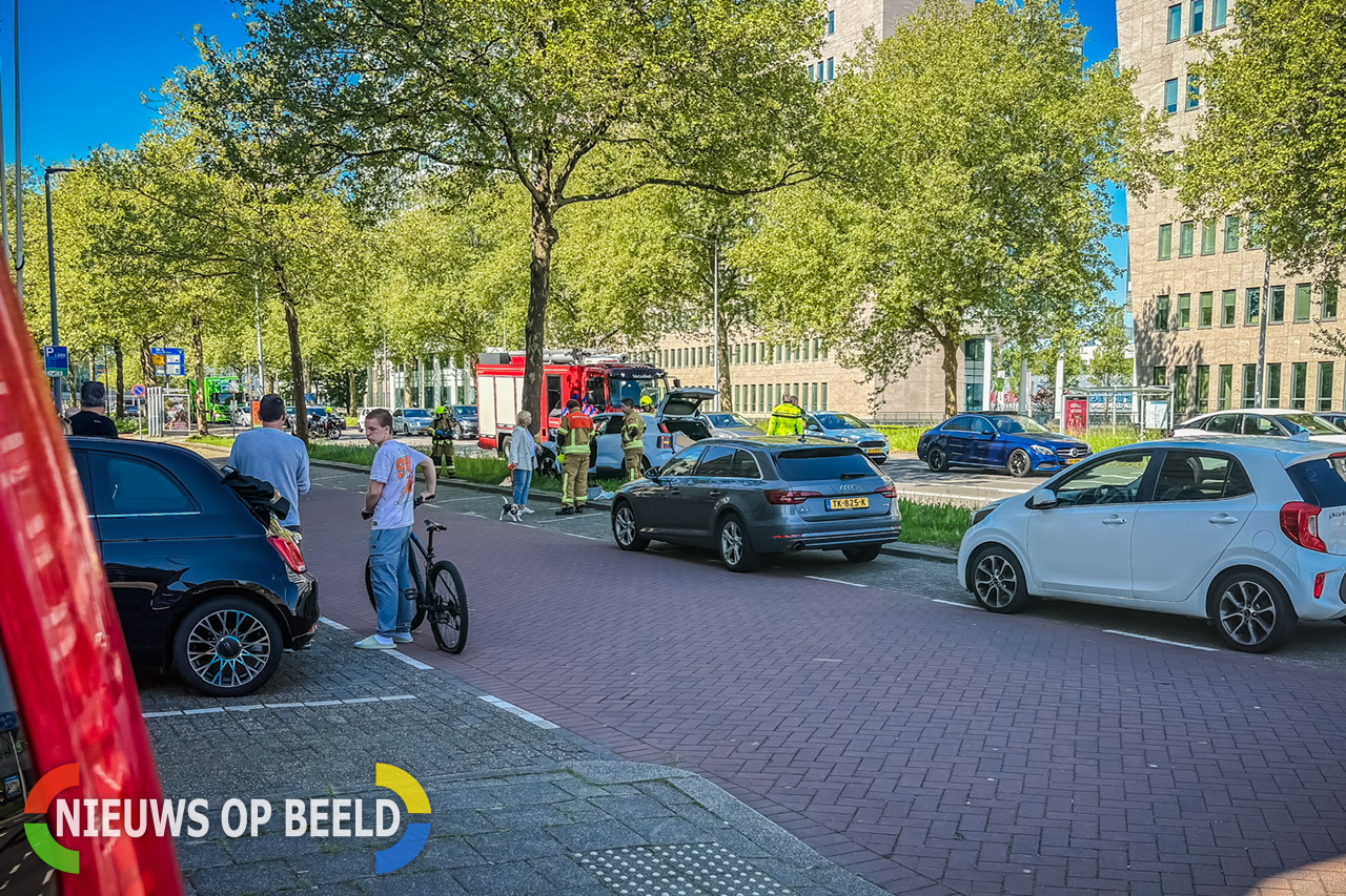 Auto tegen boom Hoofdweg Rotterdam