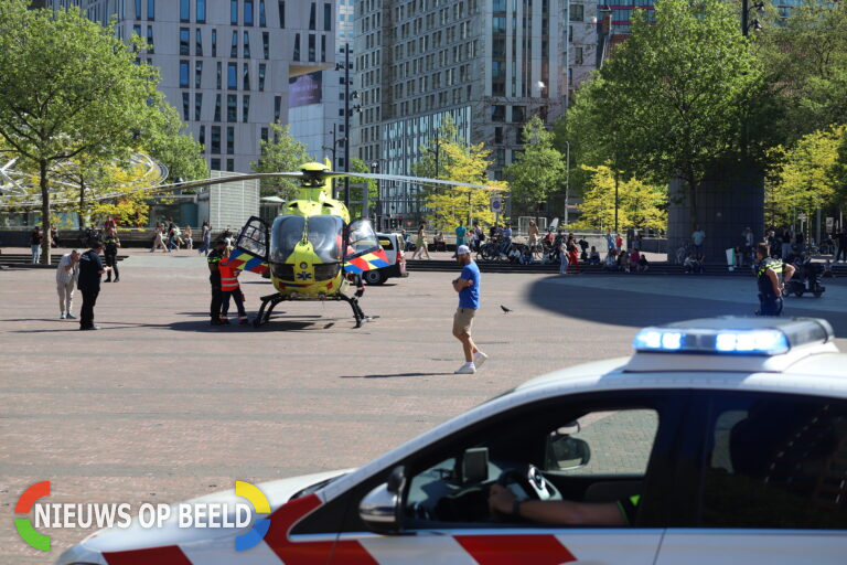 Traumahelikopter landt bij Markthal voor medische noodsituatie in woning