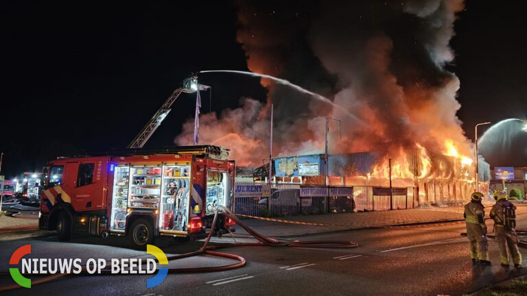 Autodealer gaat in vlammen op aan de Hoorn in Alphen aan den Rijn