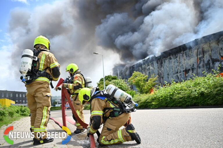 Bedrijfspand verwoest door zeer grote brand in Hellevoetsluis