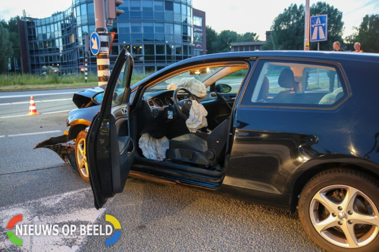 Vrouw onder invloed botst op verkeerspaal Jacques Dutilhweg Rotterdam