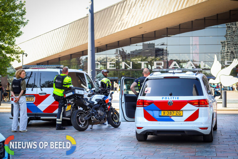Agenten in kogelwerende vesten doorzoeken treinstation Rotterdam-Centraal