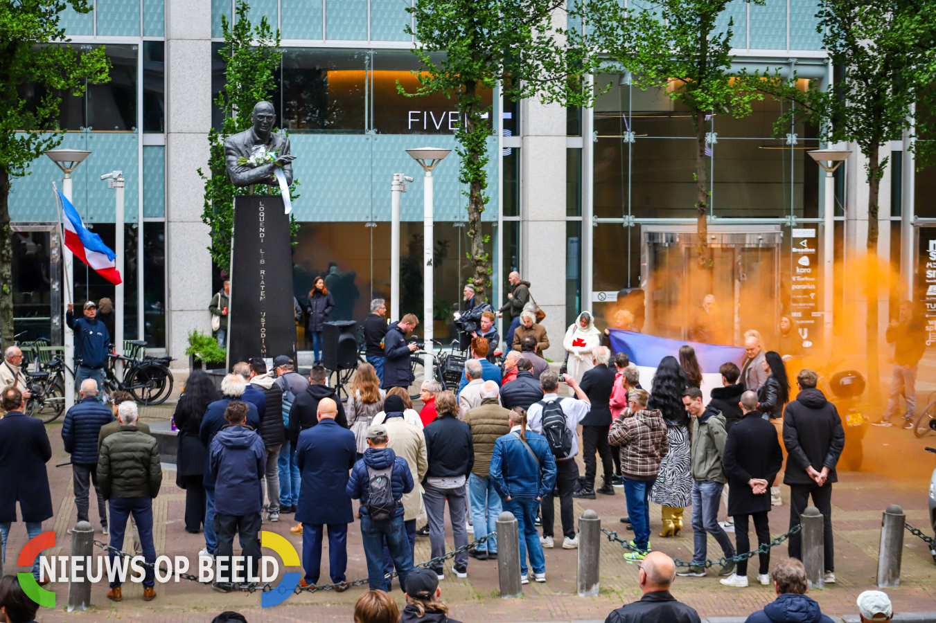 Herdenking doorgeschoten politicus Pim Fortuyn druk bezocht Korte Hoogstraat Rotterdam