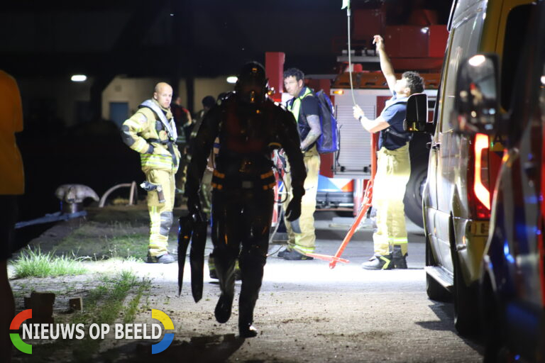 Brandweer redt persoon uit water Radiostraat Rotterdam
