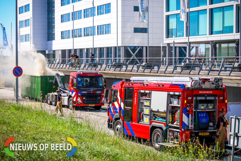 Brandweer 2 uur bezig met containerbrand Waalhaven Zuidzijde Rotterdam