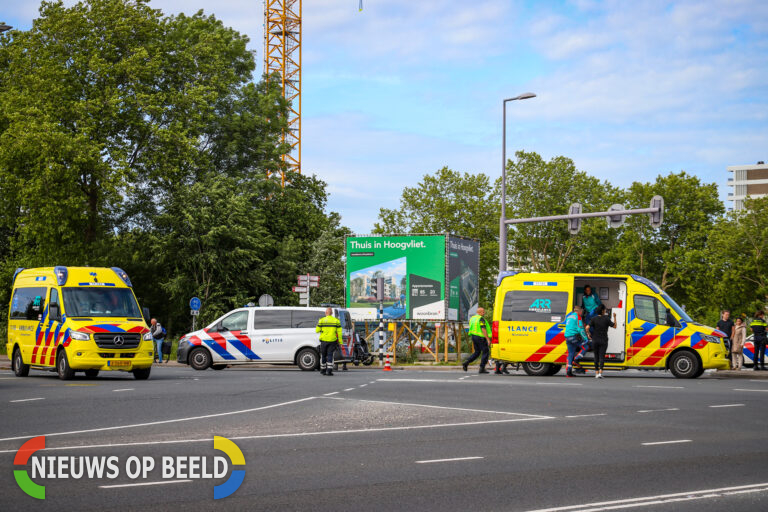 Twee gewonden na aanrijding tussen bezorgscooter en motorrijder Aveling Hoogvliet
