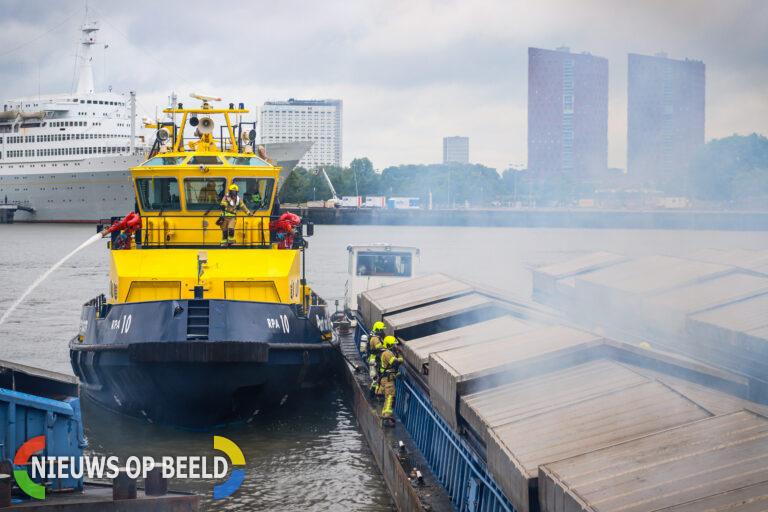 Flinke rookontwikkeling bij brand in duwbak Brielselaan Rotterdam