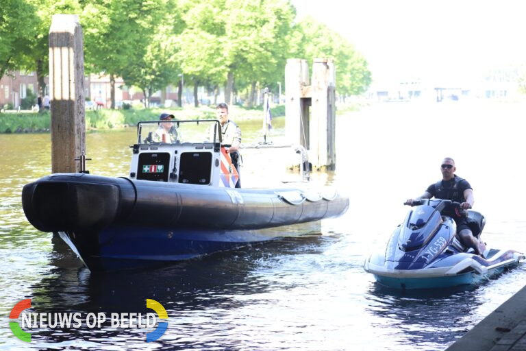 Persoon te water bij Mathenesserbrug in Rotterdam: omstander schiet te hulp