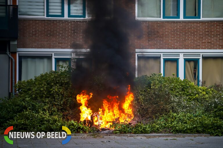 Scooter volledig uitgebrand na brandstichting Oudaenstraat Rotterdam