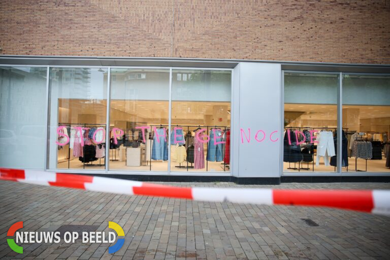 Winkelketen Zara door activisten beklad Coolsingel Rotterdam