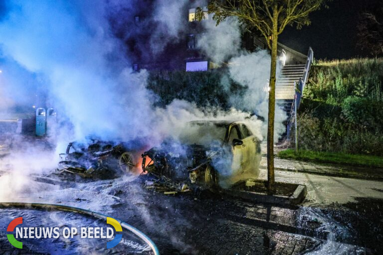Twee auto’s uitgebrand aan de Van der Vormhaven in Barendrecht