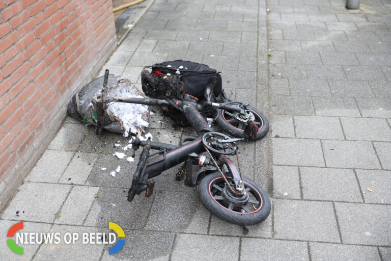 Woningen ontruimd door brandend elektrisch fietsje in kelderbox Roo-Vlakstraat Rotterdam (video)