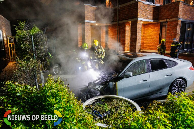 Brandweer rukt uit voor forse autobrand op oprit van woning Regenboog Rhoon