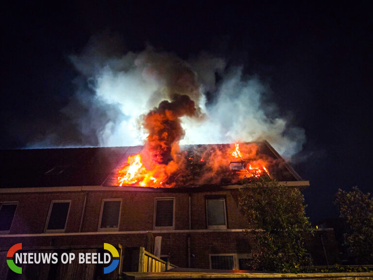 Zeer grote brand zet dak van meerdere huizen in brand Van Kinsbergenstraat in Rotterdam-Heijplaat