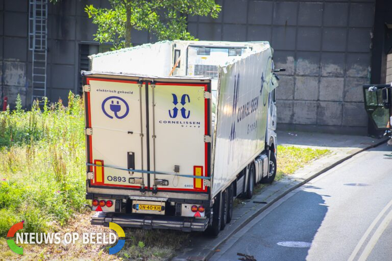 Vrachtwagen zwaarbeschadigd na aanrijding met tunnelplafond ‘s-Gravendijkwal Rotterdam