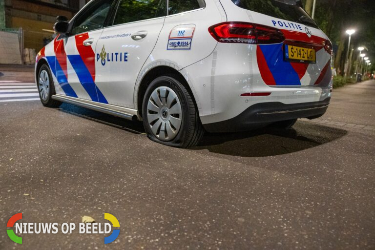 Banden politieauto lekgestoken na melding inbraak en zwaar vuurwerk in Rotterdam