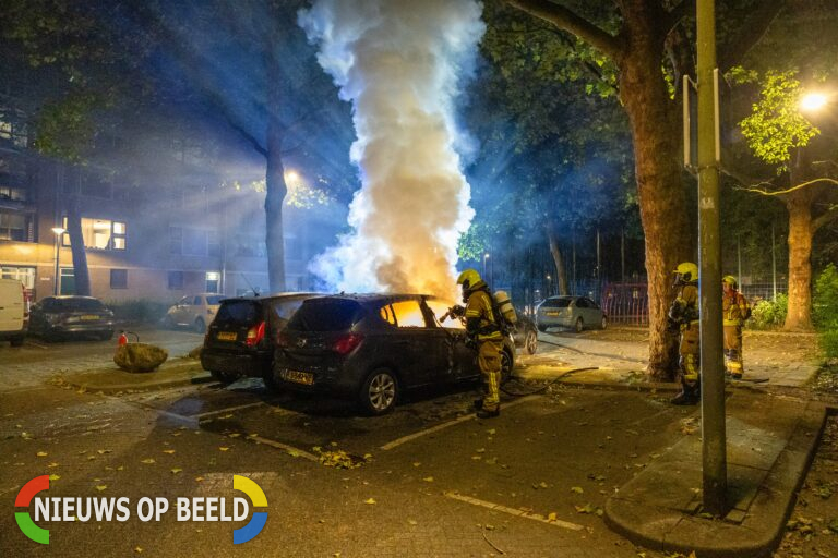 Auto brandt volledig uit op parkeerplaats Schapendreef Rotterdam