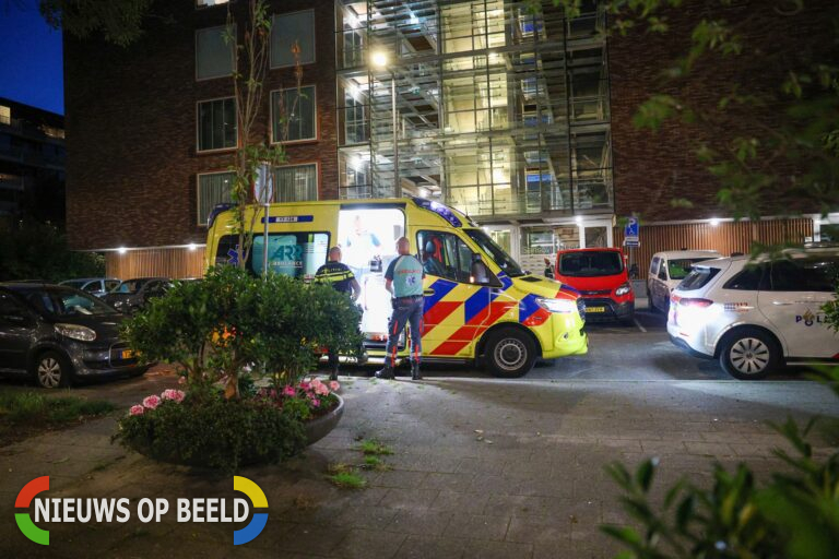 Man gewond bij steekpartij in portiekflat in Rotterdam – politie onderzoekt zaak