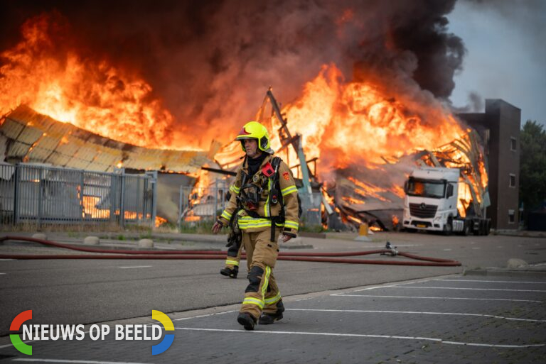 Zeer grote brand in bedrijfspand van Graftstraat Rotterdam