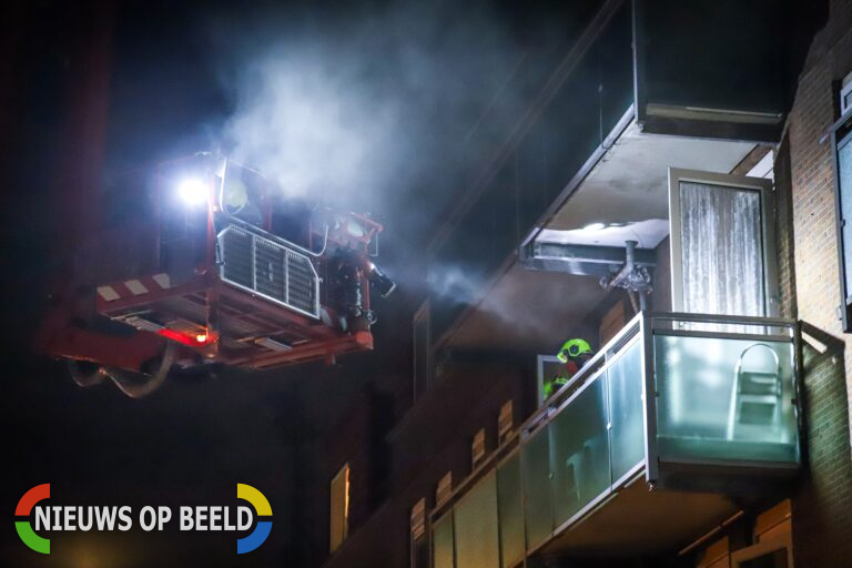 Meerdere bewoners opgevangen tijdens nachtelijke woningbrand Spiegelstraat Rotterdam