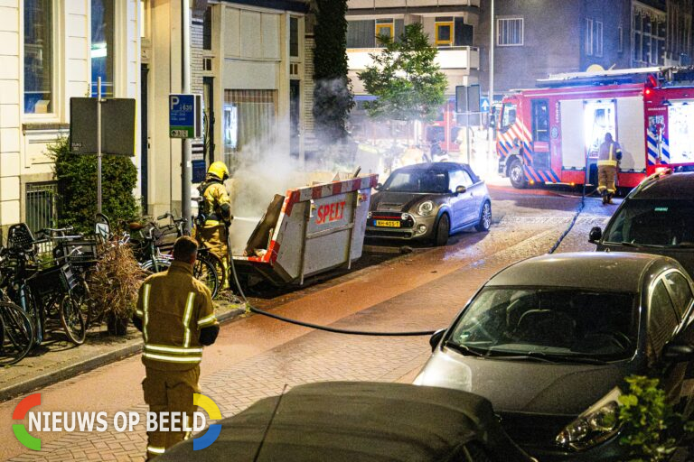 Bouw afvalcontainer met hout in de brand Oostzeedijk Rotterdam