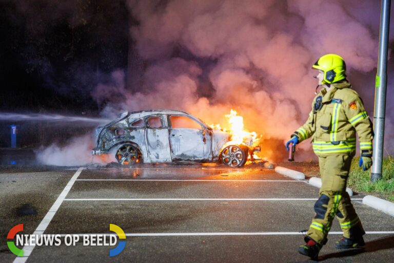 Elektrische auto volledig in brand op carpoolplaats Ridderkerk