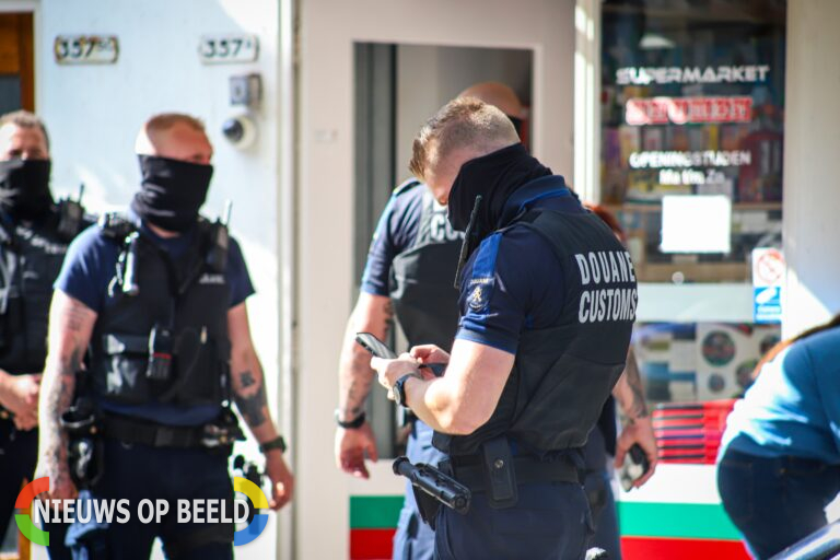 Douane onderschept grote partij illegale sigaretten in winkel Katendrechtse Lagedijk Rotterdam