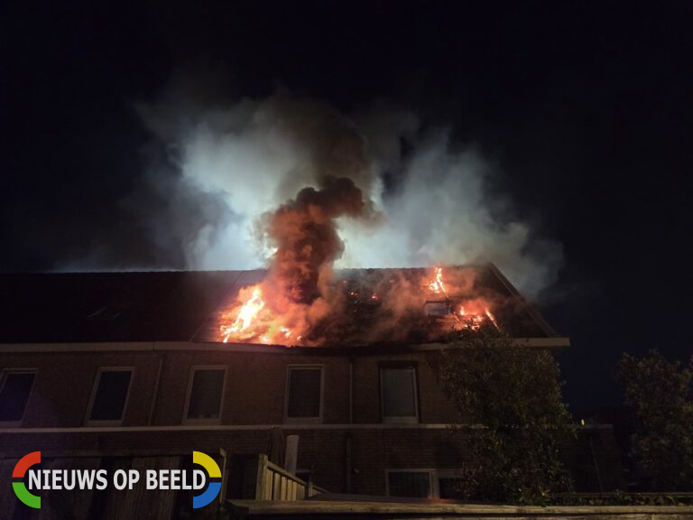 Zeer grote brand zet dak van meerdere huizen in brand Van Kinsbergenstraat in Rotterdam-Heijplaat