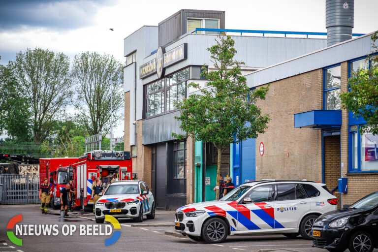 Zwaarbewapende agenten bewaken drugslab na inval in Rotterdam-Zuid