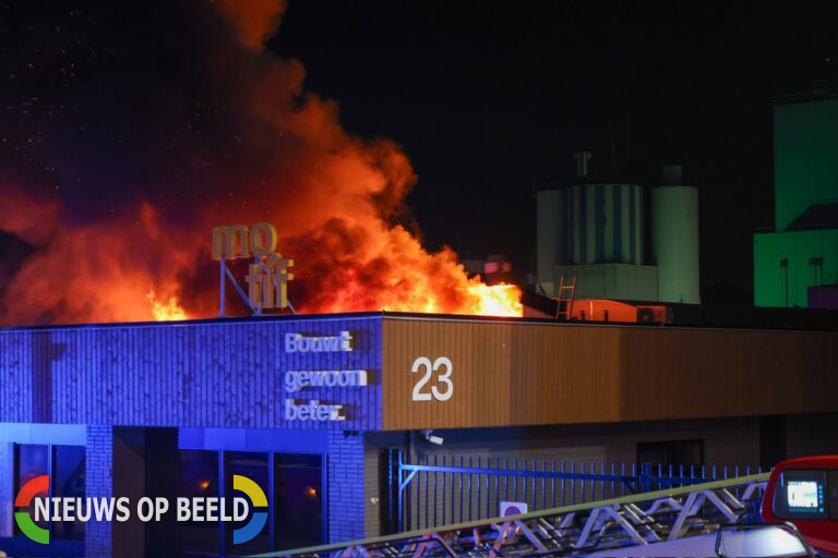 Zeer grote brand in bedrijfspand Stadionweg Rotterdam