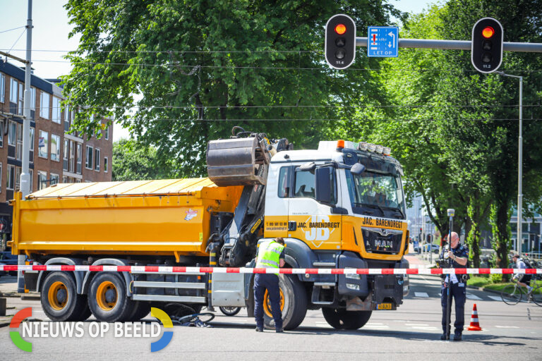 Fietser zwaargewond na aanrijding met vrachtwagen Oostzeedijk Rotterdam