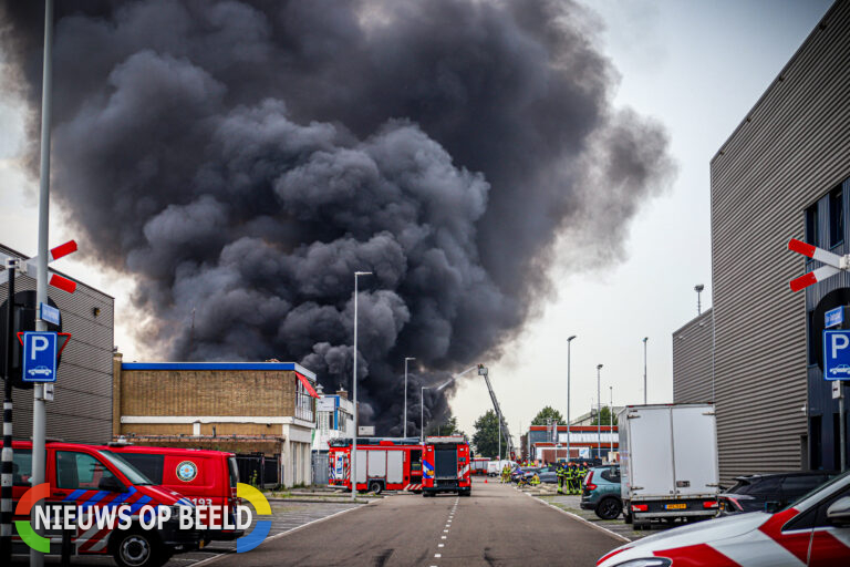 Zeer grote brand in bedrijfspand van Graftstraat Rotterdam