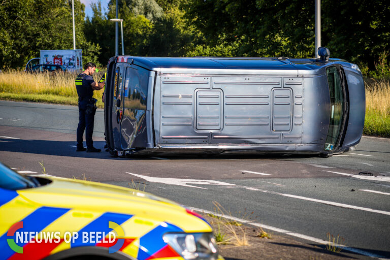 Werkbus gekanteld na aanrijding Groene Kruisplein Rotterdam