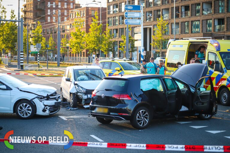 Brandweer bevrijd slachtoffer uit auto na ongeluk 2e Rosestraat Rosestraat