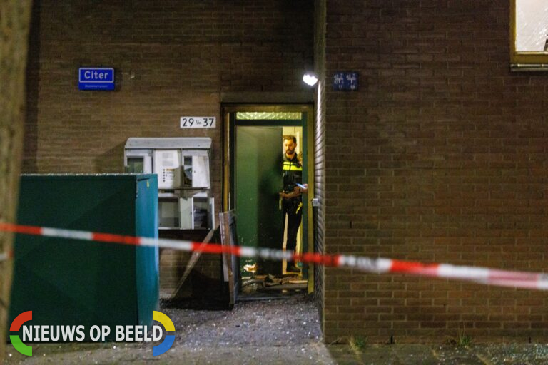 Zware explosie en veel schade vernield portiek van woningen Citer Rotterdam
