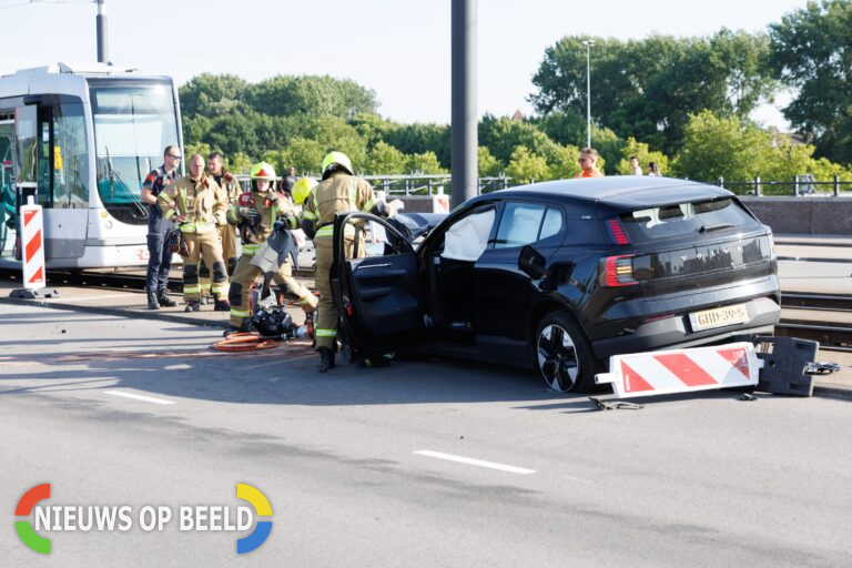 Auto botst op lantaarnpaal na missen wegafzetting Varkenoordseviaduct Rotterdam