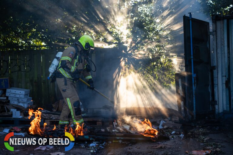 Flinke brand in container vol papier Kerkweg Zuidland