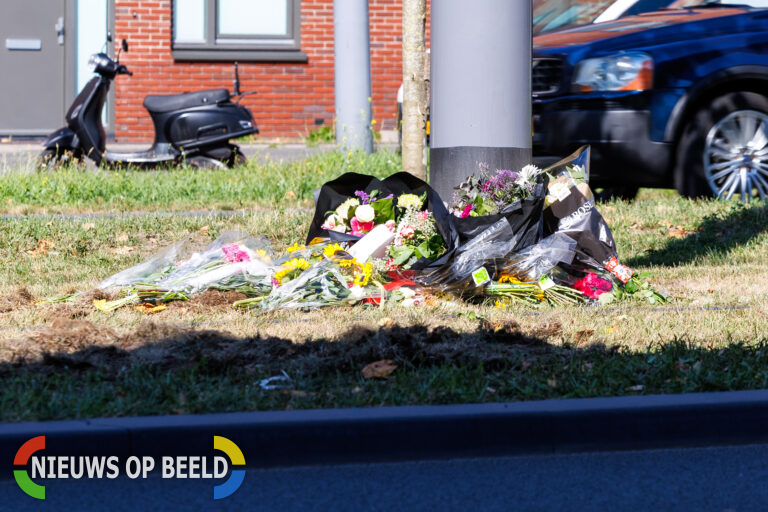 Bloemen en verdriet na fataal scooterongeval in Rotterdam: politie biedt steun aan familie