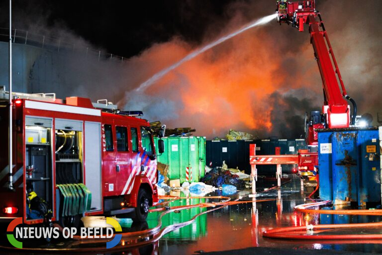 Zeer grote brand bij afvalverwerkingsbedrijf in Schiedam: geen gevaarlijke stoffen vrijgekomen