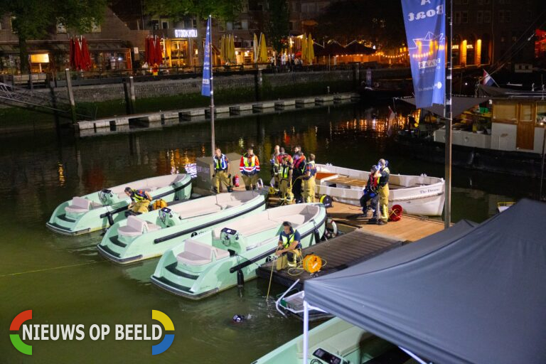 Grote zoekactie na melding van plons in water bij Oude Havenkade in Rotterdam