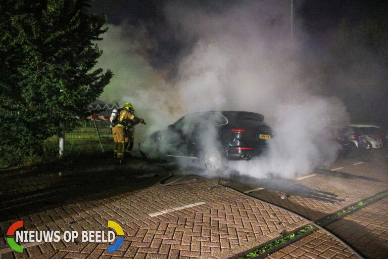 Twee auto’s zwaarbeschadigd na brandstichting op Vierhavenstraat in Rotterdam