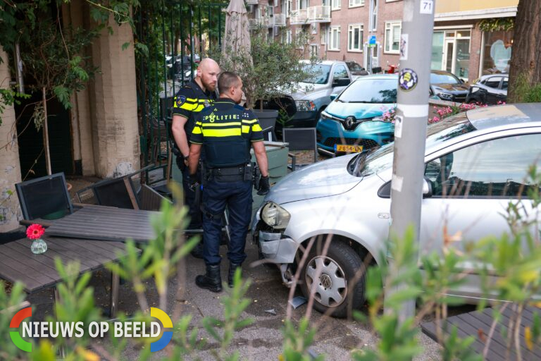 Auto rijdt terras op aan Oostzeedijk Beneden in Rotterdam