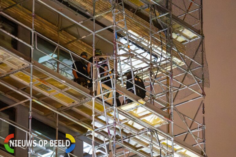 Verwarde man haalt hulpdiensten naar grote bouwplaats door in hoog gebouw te klimmen aan William Boothstraat Rotterdam